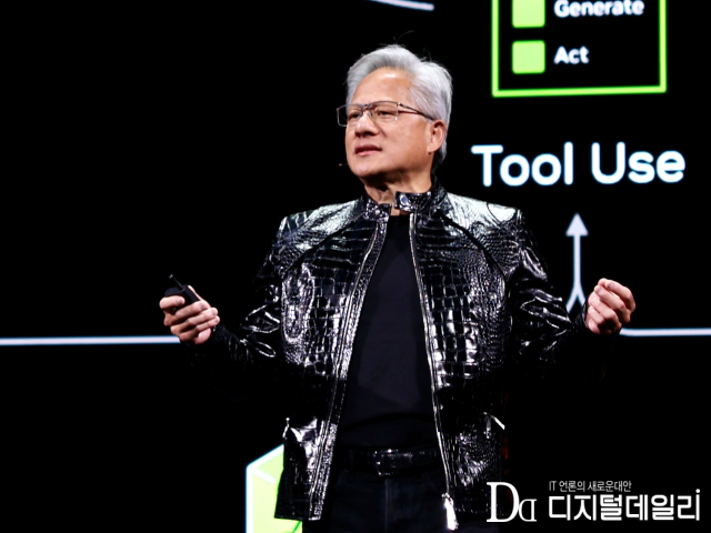 젠슨 황 엔비디아 CEO는 5일(현지시간) 미국 라스베이거스에서 열린 CES 2026를 맞이해 퐁텐블루 호텔에서 컨퍼런스를 개최하고 '에이전틱 AI(Agentic AI)'가 이끄는 새로운 산업 혁명의 청사진을 제시했