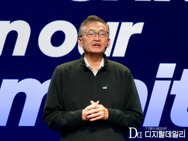립부탄(Lip-Bu Tan) 인텔 CEO는 5일(현지시간) 미국 라스베이거스에서 열린 CES 2026를 맞이해 베네시안 팔라조 호텔에서 인텔 코어 울트라 컨퍼런스를 개최한 자리에서 무대에 올라 인텔 파운드리와 제품 