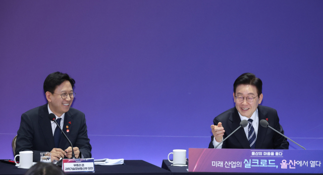 이재명 대통령이 22일 울산전시컨벤션센터에서 열린 '울산의 마음을 듣다' 타운홀미팅 간담회에서 배경훈 과학기술정보통신부 장관과 울산에서 처음 만났던 인연을 이야기하며 웃고 있다.2026.1.23 [사진=연합뉴스]