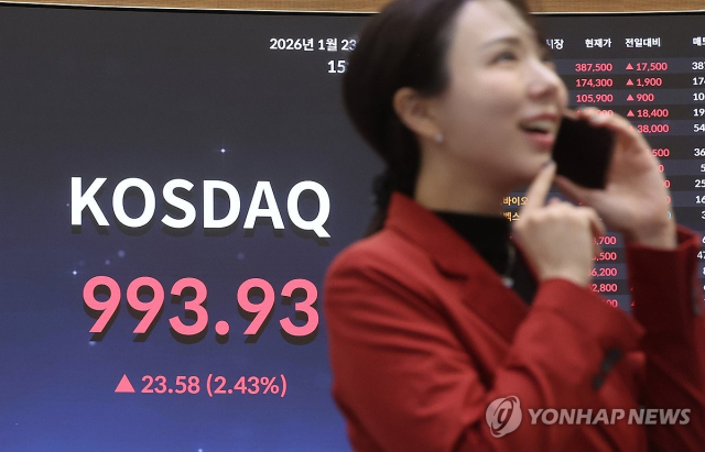 23일 서울 영등포구 한국거래소 홍보관 현황판에 코스닥 지수가 표시돼 있다.이날 코스닥지수는 전장보다 23.58포인트(2.43%) 오른 993.93에 장을 마쳤다.지난 2022년 1월 7일(995.16) 이후 4