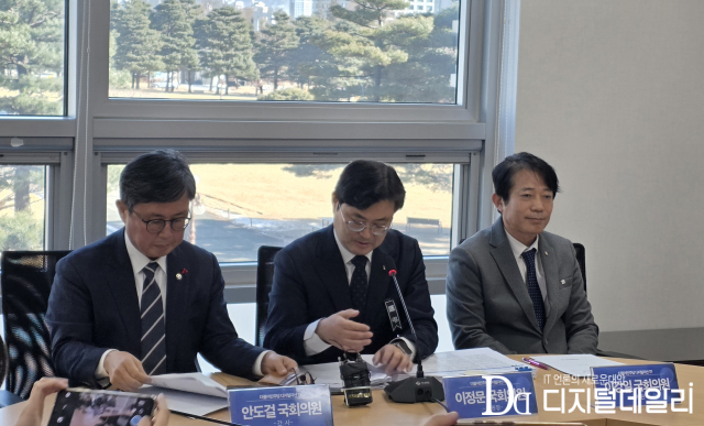 28일 서울 여의도 국회 의원회관에서 민주당 디지털자산 태스크포스(TF) 소속 의원들이 비공개 회의가 끝난 후 브리핑을 진행하고 있다. [사진 = 디지털데일리]