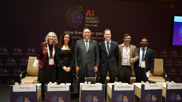 지난 20일(현지시간) 인도 뉴델리 바라트 만다팜에서 열린 유네스코와 유엔 인권최고대표사무소 공동 주관 행사에 참가한 관계자들이 기념 사진 촬영을 하고 있다. [사진=LG]