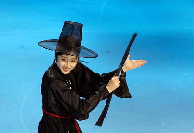 21일(현지시간) 이탈리아 밀라노 아이스스케이팅 아레나에서 열린 2026 밀라노·코르티나담페초 동계올림픽 피겨스케이팅 갈라쇼에서 이해인이 '케이팝 데몬 헌터스' OST에 맞춰 연기하고 있다.