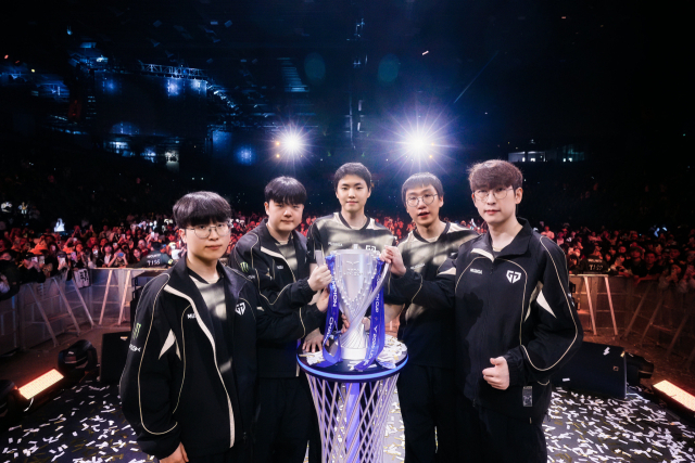 지난 1일 '2026 LCK컵'에서 우승한 젠지e스포츠 '리그오브레전드' 선수단.[사진=LCK]
