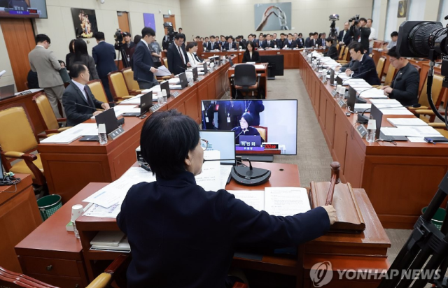 24일 국회에서 열린 과학기술정보방송통신위원회 전체회의에서 위원장인 더불어민주당 최민희 의원이 고광헌 방송미디어통신심의위원장 후보자 인사청문회 관련 안건을 상정하고 있다.[사진=연합뉴스]