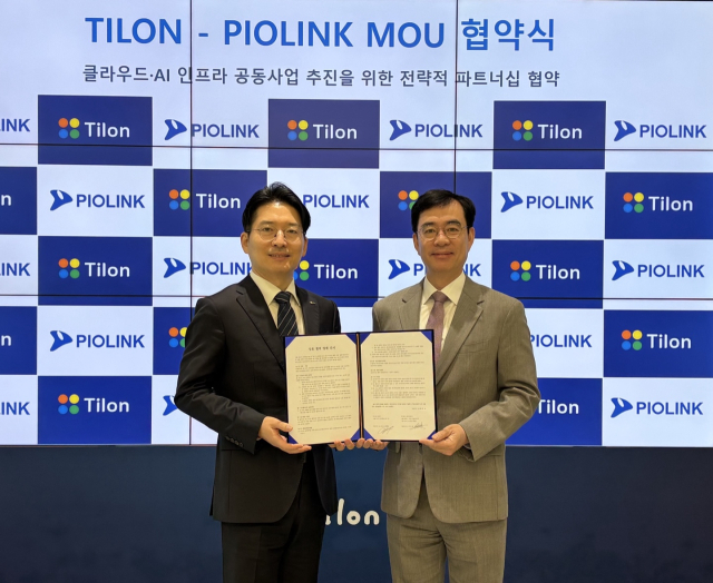최백준 틸론 대표(왼쪽부터)와 조영철 파이오링크 대표가 4월2일 협약식 후 기념촬영을 하고 있다. [사진=파이오링크]