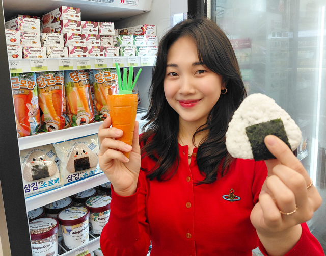 모델이 CU의 당근 모양 크럼블 콘과 삼각김밥 모양 소르베를 들고 소개하고 있다. [사진=BGF리테일]