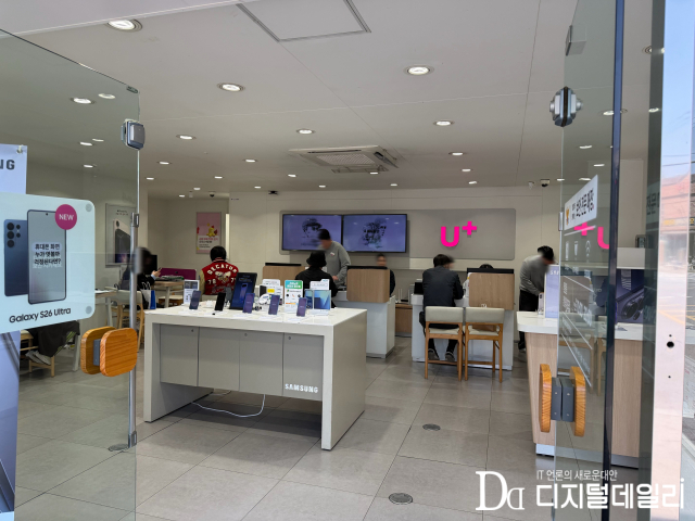 LG유플러스 이용자들이 유심 교체를 위해 서울 마포구의 한 LG유플러스 대리점을 4월13일 찾았다.[사진=정혜승기자]
