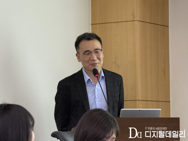 4월17일 국회의원회관 제5간담회의실에서 열린 '국회 기술과 정치 연구회' 세미나에서 최리군 상무가 발표하고 있다.[사진=윤서연 기자]
