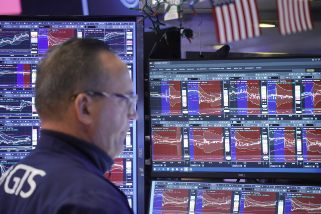 뉴욕시 월스트리트에 위치한 뉴욕증권거래소(NYSE) 거래장에서 트레이더들이 업무를 보고 있다.[사진=연합뉴스]