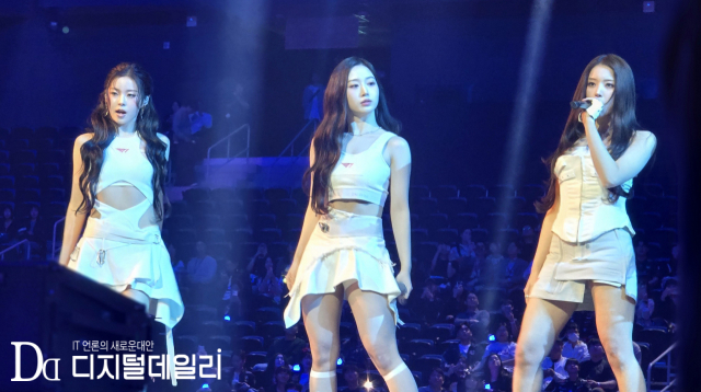 4월24일 'LCK 로드쇼: 2026 T1 홈그라운드' 전야제 '이브 페스타' 무대에서 걸그룹 엔믹스가 신곡 '수페리어'를 열창하고 있다. 엔믹스 배이(왼쪽부터), 해원, 설윤. [사진=이학범기자]
