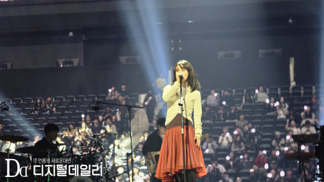 4월24일 'LCK 로드쇼: 2026 T1 홈그라운드' 전야제 '이브 페스타'에서 가수 '한로로'가 열창하고 있다. [사진=이학범기자]