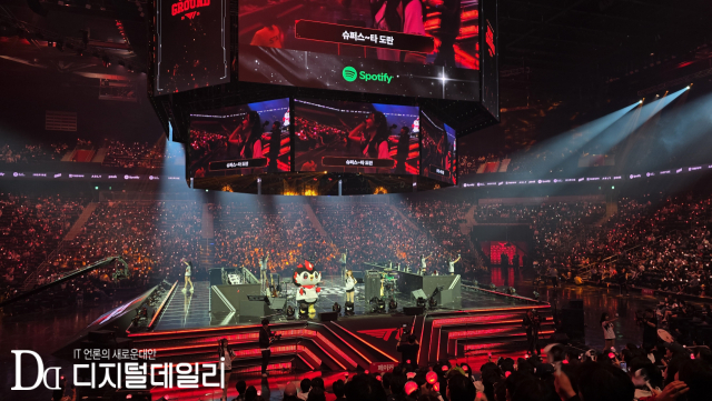 4월24일 'LCK 로드쇼: 2026 T1 홈그라운드' 전야제 '이브 페스타' 행사에서 T1 팬들이 응원가를 연습하고 있다. [사진=이학범기자]