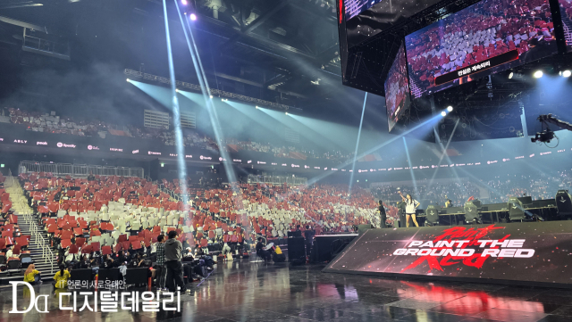 4월24일 'LCK 로드쇼: 2026 T1 홈그라운드' 전야제 '이브 페스타' 현장에서 팬들이 카드 섹션을 연습하고 있다. [사진=이학범기자]