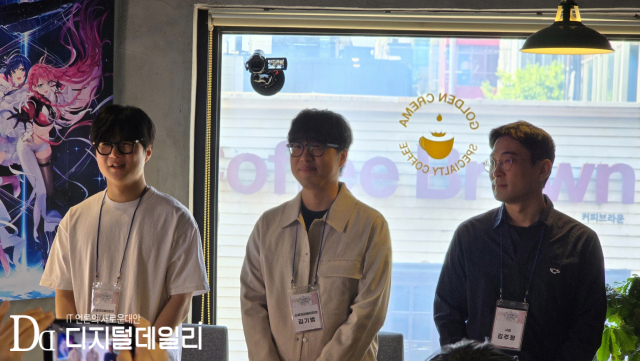 4월25일 스마일게이트 '카오스 제로 나이트메어' 반주년 오프라인 행사 현장. 최승현 슈퍼크리에이티브 라이브 디렉터(왼쪽부터), 김기범 슈퍼크리에이티브 전투 담당, 김주형 스마일게이트 사업실장. [사진=이학범기자]