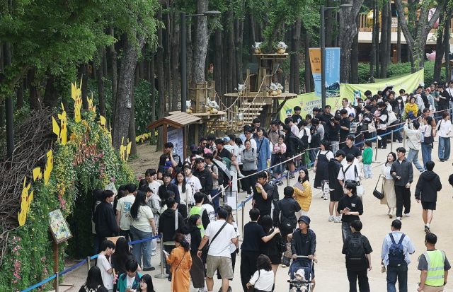 5월2일 서울숲 '포켓몬 시크릿 포레스트' 행사장 인근에서 방문객들이 입장을 대기하고 있다. [사진=연합뉴스]