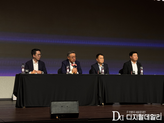 LG CNS 홍진헌 전략담당 상무(왼쪽부터), 현신균 대표이사 사장(CEO), 이준호 스마트물류&시티사업부장(전무), 박상엽 CTO(상무)가 5월7일 서울 강서구 마곡 LG사이언스파크에서 'RX 미디어데이'를 열고