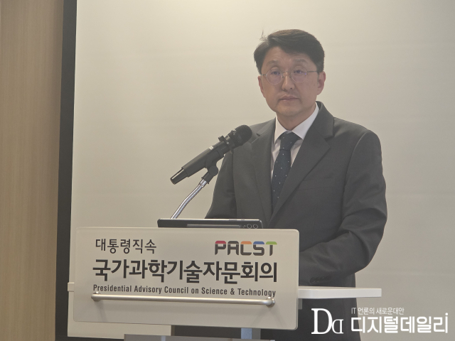 최우혁 정보보호네트워크정책 실장이 5월8일 광화문 국가과학기술자문회의 대회의실에서 열린 언론 브리핑에서 기자들 질문에 답변하고 있다. [사진=디지털데일리 오병훈기자]