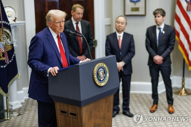 도널드 트럼프 미국 대통령이 2025년 1월 21일(현지시간) 워싱턴DC 백악관에서 인공지능(AI) 사업인 '스타게이트'를 발표하고 있다. 트럼프 대통령 뒤로 스타게이트 사업에 참여하는 래리 엘리슨 오라클 회장(왼쪽