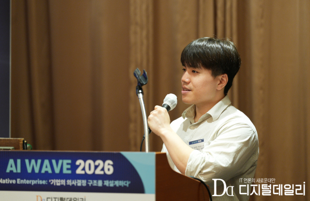 김현우 퀄컴 마케팅 애널리스트가 5월 14일 소공동 롯데호텔서울에서 <디지털데일리> 주최로 열린 'AI WAVE 2026' 행사에서 발표하는 모습