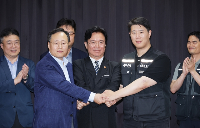 5월20일 경기도 수원시 장안구 경기고용노동청에서 열린 삼성전자 임금협상을 마친 후 여명구 삼성전자 DS(디바이스솔루션·반도체 사업 담당) 피플팀장과 최승호 삼성그룹 초기업노동조합 삼성전자지부 위원장(오른쪽)이 잠정