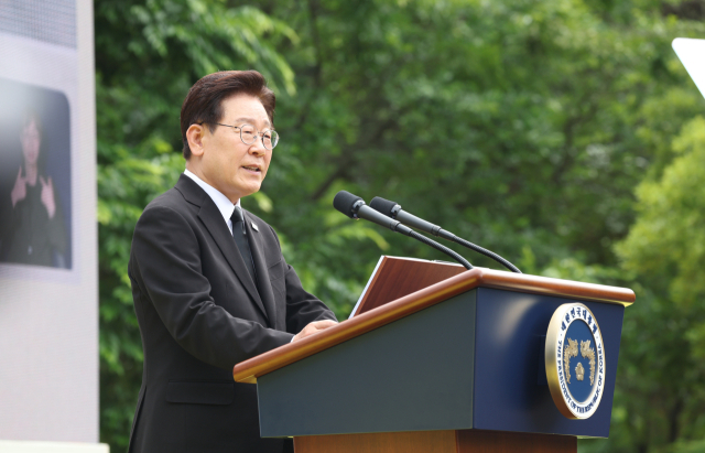 이재명 대통령이 5월23일 경남 김해 봉하마을에서 열린 고 노무현 전 대통령 서거 17주기 추도식에서 추도사를 하고 있다. [사진=청와대통신사진기자단·연합뉴스]