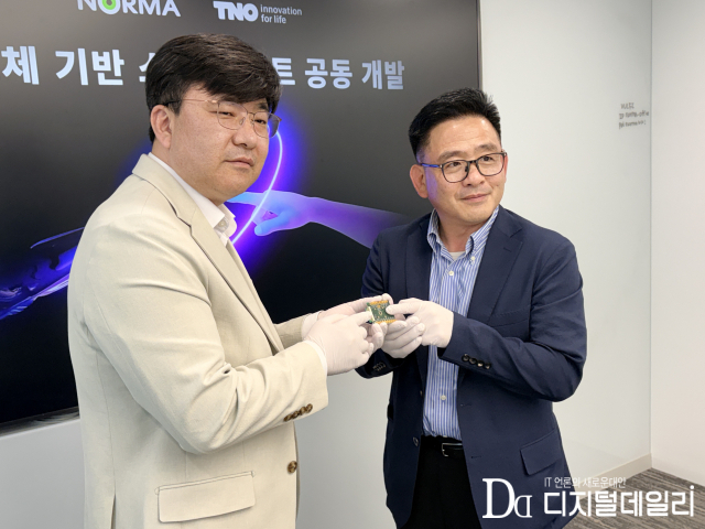 5월 26일 열린 노르마-TNO 기술간담회에서 정현철 노르마 대표(왼쪽부터)와 박병훈 TNO 한국 대표가 QPU 시제품을 공개했다.[사진=박재현기자]