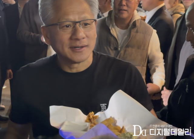 젠슨 황 엔비디아 CEO가 2025년 10월 30일 서울 강남구 깐부치킨 매장에서 열린 비공식 회동 현장에 시민들과 만나 얘기하고 있다. [사진=디지털데일리]
