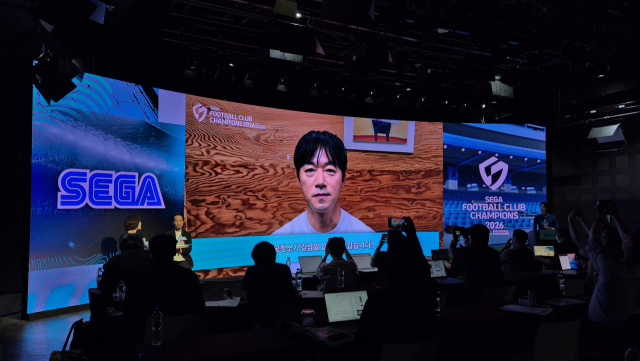지난 6월5일 서울시 강남구 코엑스에서 열린 '세가 풋볼 챔피언스 클럽 2026' 기자 간담회 현장. 레전드 선수로 게임에 추가된 김남일이 영상으로 인사를 전하고 있다. [사진=세가]