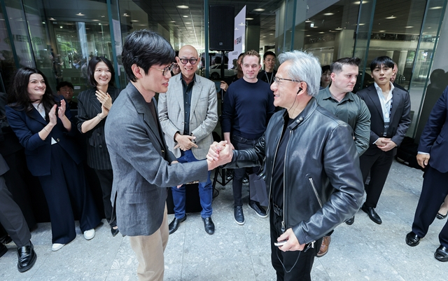 이해진 네이버 이사회 의장(왼쪽)과 젠슨 황 엔비디아 최고경영자(CEO)가 6월8일 네이버 1784 사옥에서 악수를 하고 있다. [사진=네이버]
