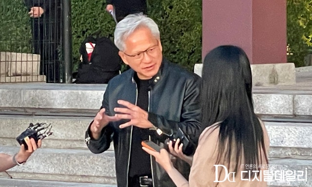 젠슨 황 "한국, 피지컬 AI 글로벌 중심 될 것"… 韓 스타트업 극찬