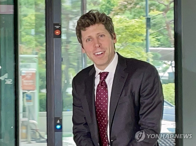 챗GPT 개발사 오픈AI의 샘 올트먼 최고경영자(CEO)가 최태원 SK그룹 회장과 오찬 회동을 위해 지난해 10월 1일 서울 종로구 SK서린빌딩에 들어서고 있다. [사진= 연합뉴스]