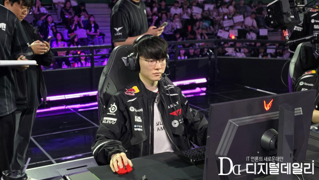 6월12일 '로드 투 MSI' 3라운드 한화생명과의 경기를 앞두고 준비 중인 T1 '페이커' 이상혁. [사진=이학범기자]