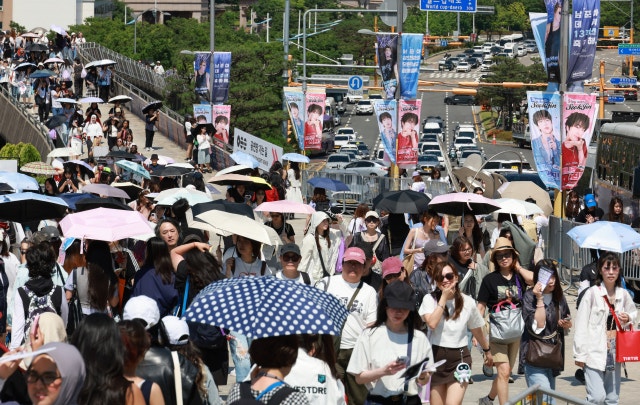 입장부터 퇴장까지 관객 불편…하이브 “BTS콘서트 75분 지연 사과”