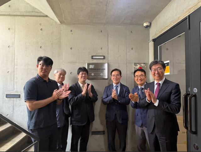 한국소프트웨어저작권협회와 한국소프트웨어감정평가학회 관계자들이 6월12일 소프트웨어포렌식센터 현판식 개최 후, 기념 촬영을 하고 있다. [사진=한국소프트웨어저작권협회]