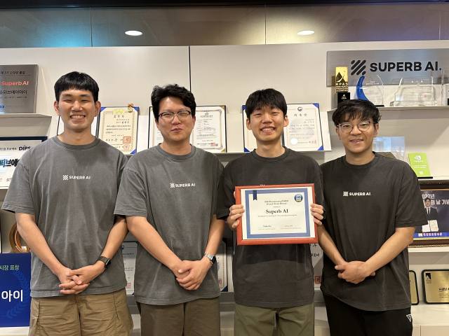 (왼쪽부터) 최우성·진현동·고경렬·장태웅 연구원이 CVPR 2026 챌린지 수상 후 기념촬영을 하고 있다. [사진=슈퍼브에이아이]