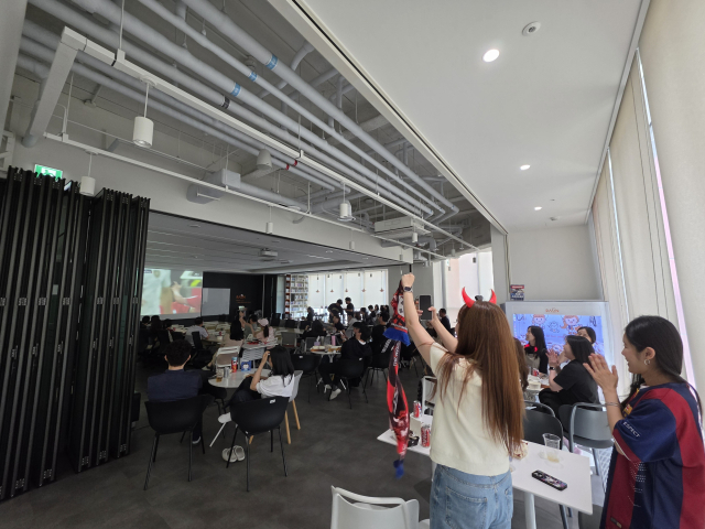 라온시큐어 임직원들이 서울 여의도 사무실에서 6월12일 체코와의 'FIFA 북중미 월드컵' 예선전을 관람하고 있다.[사진=라온시큐어]