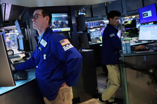 뉴욕시 뉴욕증권거래소(NYSE) 장내에서 트레이더들이 업무를 보고 있다. [사진=연합뉴스]