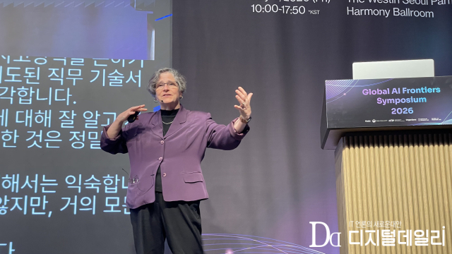 레슬리 팩 캘블링 미국 매사추세츠공과대(MIT) 파나소닉 석좌교수가 3일 서울 강남구 웨스틴 서울 파르나스에서 열린 '글로벌 AI 프론티어스 심포지엄 2026'에서 기조연설을 하고 있다. [사진=디지털데일리 구아현기