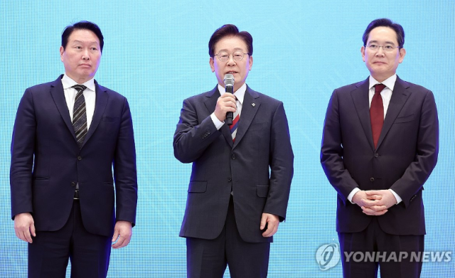 이재명 대통령이 29일 청와대에서 열린 3대 메가프로젝트 국민보고회에서 이재용 삼성전자 회장과 최태원 SK그룹 회장의 기업투자 계획 발표 후 발언하고 있다