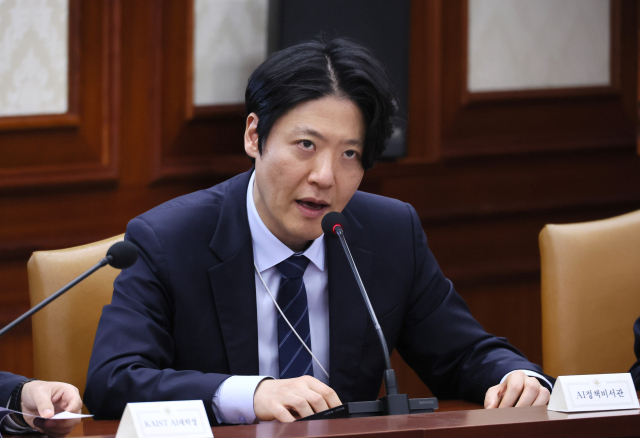 김우창 대통령실 AI정책비서관이 지난 3월 서울 종로구 정부서울청사에서 열린 글로벌 AI 허브 유치위원회에서 글로벌 AI 허브 추진경과 및 향후계획 대해 보고하고 있다. [사진=연합뉴스]