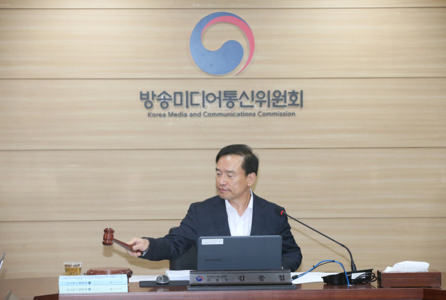 김종철 방송미디어통신위원장이 7월 6일 정부과천청사에서 '2026년 제22차 전체회의'를 열고있다.[사진=방송미디어통신위원회]