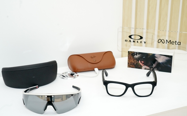 왼쪽부터 오클리 메타와 레이밴 메타 AI 글래스. [사진=메타]