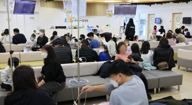 [헬스&라이프] 고열에 구토까지…여름철 영유아 습격한 ‘아데노바이러스’
