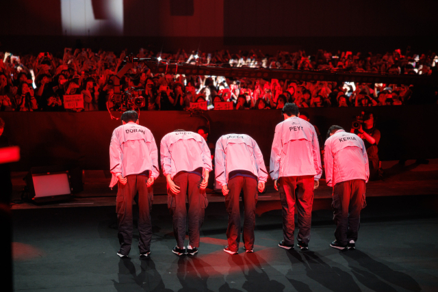 지난 7월6일 '2026 MSI' 경기 종료 후 인사하는 T1 '리그오브레전드' 선수단. [사진=LCK]