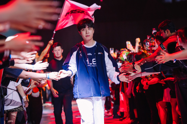 7월12일 '2026 미드시즌인비테이셔널' 결승전에 입장하는 한화생명e스포츠 '카나비' 서진혁. [사진=LCK]