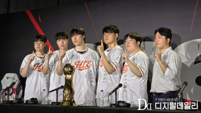 7월12일 '2026 미드시즌인비테이셔널'에서 우승한 한화생명e스포츠 '리그오브레전드' 선수단. [사진=이학범기자]