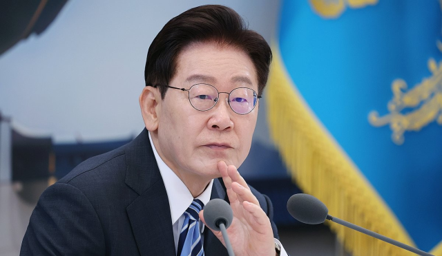 이재명 대통령이 7월 15일 청와대 영빈관에서 열린 부처 업무보고에서 구윤철 부총리 겸 재정경제부 장관의 업무보고를 청취하고 있다. [사진=연합뉴스]