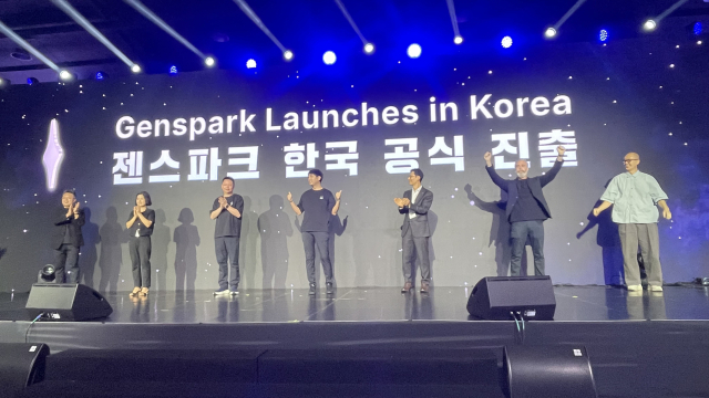젠스파크가 6월24일 서울 광진구 본다빈치뮤지엄에서 열린 '젠스파크 AI 워크스페이스 6.0 미디어데이'에서 한국 시장에 공식 진출을 선언하며 기념 촬영을 하고 있다. 웬 상 젠스파크 COO(왼쪽 첫번째), 케이 주