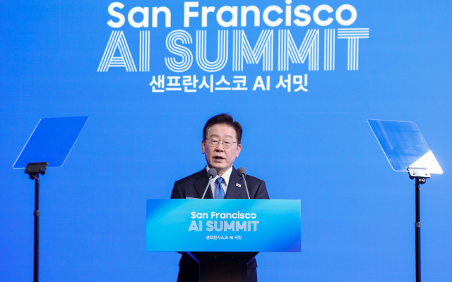 이재명 대통령이 24일(현지시간) 미국 샌프란시스코 더 미드웨이에서 열린 '샌프란시스코 AI 서밋'에서 '샌프란 AI 선언'을 발표하고 있다. [사진=연합뉴스]
